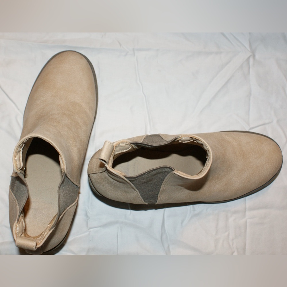 Dirty Laundry Women's Lisbon Block Heel Bootie Natural Buck color size 10 - Picture 3 of 8